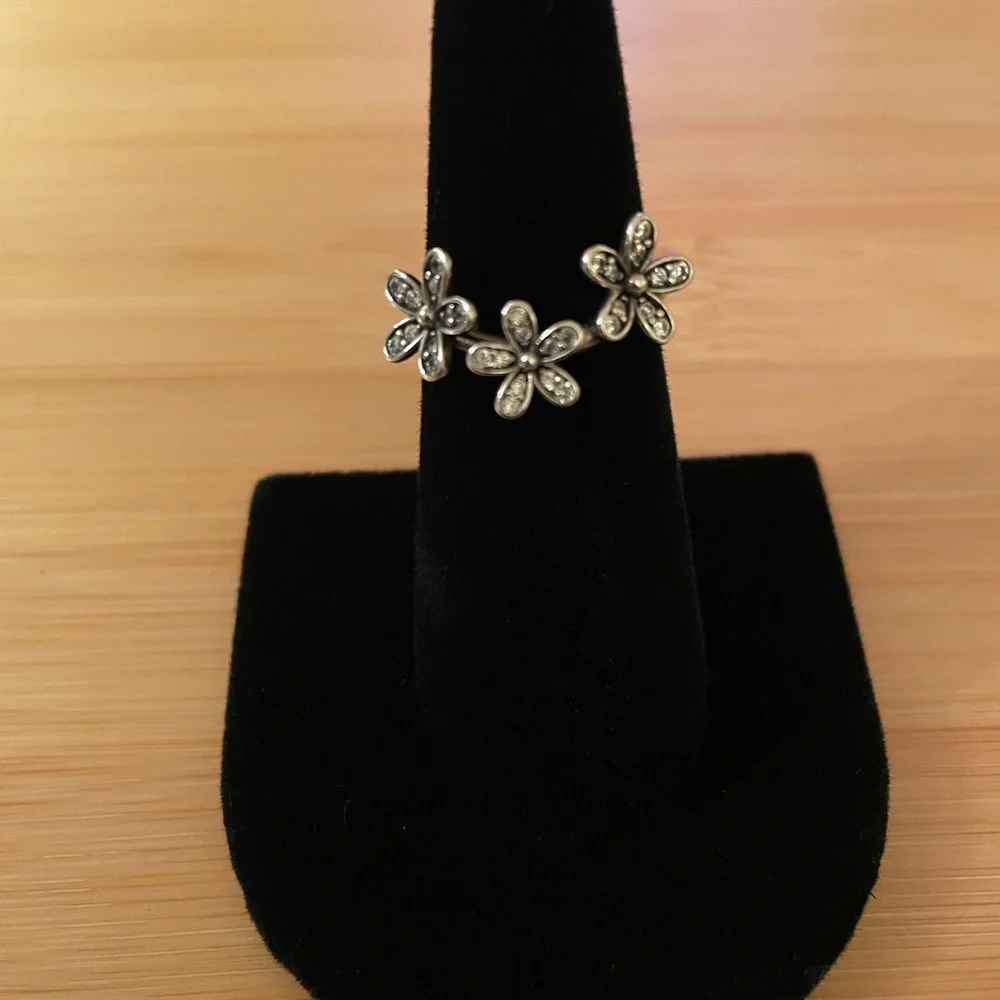 Pandora Dazzling Daises/Daisy Ring, size 6 - Picture 5 of 8